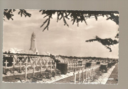 Douaumont L Ossuaire Et Cimtière - Cimetières Militaires