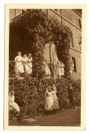 PARIS- Maison De Santé Des Diaconesses- Groupes De Soeurs, Elèves Et Docteurs Devant L'entrée - Health, Hospitals