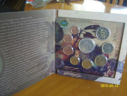 DIVISIONALE CON 5 EURO D'ARGENTO SAN MARINO 2010 - San Marino