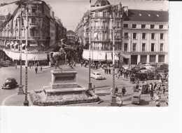 ORLEANS (45) Place Du Martroi, Café De La Petite Rotonde, Chaussures Eram, Jeep Willys, Statue De Jeanne D'Arc, Foyatier - Cafés