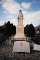 80.   VIGNACOURT.   CARTE PHOTO.  LE MONUMENT AUX MORTS ET LE CIMETIERE.  TRES GROS PLAN.  EXEMPLAIRE UNIQUE. - Vignacourt