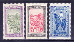 Madagascar N°94 - 97 Et 214 Neufs Sans Charniere - Unused Stamps