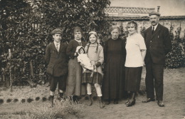 LIMOURS - Carte Photo Représentant La Famille Corbisier Et Heimann Entre 1920-23 (fillette Avec Sa Poupée) - Limours