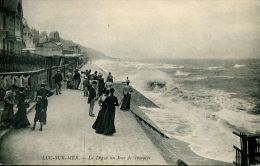 N°37129 -cpa Luc Sur Mer -la Digue Un Jour De Tempête- - Luc Sur Mer