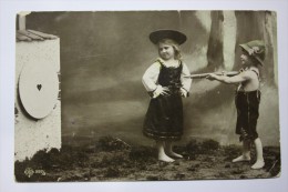 LITTLE BOY WITH A RIFLE - SOOTING - TARGET. OLD VINTAGE PC. 1900s - Tiro (armi)