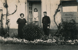 GUERIGNY - Belle Carte Photo Portrait De Famille Posant Devant Sa Maison à Guérigny - Guerigny