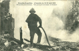 BRUXELLES - L'Incendie Des 14-15 Août 1910? Un Pompier Arrosant Le Brasier - Fiestas, Celebraciones