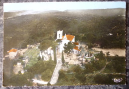 COTIGNAC (83).VUE AERIENNE DE LA CHAPELLE.PHOTO VERITABLE.NON CIRCULE.ANNEES 60.TBE. - Cotignac