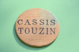 Jeton Publicitaire En Bois "Cassis Touzin / Cassis De Touraine" Wood Token - Firma's