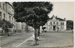 CPSM 69 PIERRE BENITE LA PLACE A GAUCHE L ECOLE AU FOND LA MAIRIE 1963 - Pierre Benite