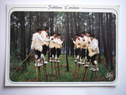 Soustons ( 40 ) Groupe Folklorique Landais " Lous Cadetouns " Les Echassiers Soustonnais Font La Pose - Soustons