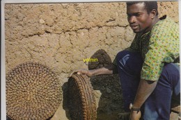 Couronnes De Tabac Au Nord Benin - Benín