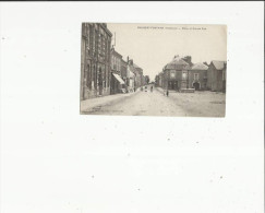 Maubert-Fontaine  08     La Place Et La Grande Rue Animée - Bar  Et En Face Pharmacie Et Fontaine - Chateau Porcien