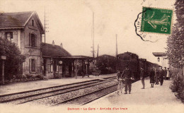 S 2  -    331      -   DOMONT       -     ( 95 )       -   La    Gare    -   Arrivée  D'un  Train    . - Domont