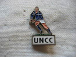 Pin´s UNCC Rugby Club, Joueur De RUGBY Avec Le Ballon En Main - Rugby