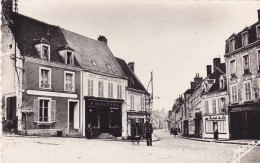 CPA 61 @ REMALARD @ Place Du Général De Gaulle @ Maison Bertrand - Librairie Commerces En  1952 - Remalard