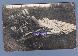 CPA Photo - Accident D'un Camion WILLEME Chargeant Des Planches De Bois - Voir Moteur - TOP RARE - Camions & Poids Lourds