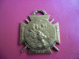 Médaille Métal Bronze Journée Du Poilu Paris 25 - 26 Décembre1915  (guerre 1914 - 1918) Clairon Et Soldats Qui Attaquent - France