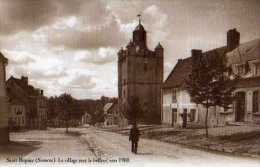 80 ST RIQUIER Le Village Avec Le Beffroi Vers 1900, Reproduction, Offert Par Editiond Atlas - Rue