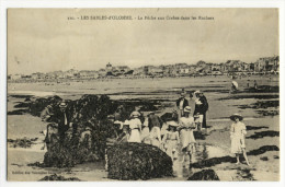 LES SABLES D´OLONNE. - La Pêche Aux Crabes Dans Les Rochers - Gruppi Di Bambini & Famiglie