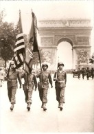 CPSM 10X15 . MILITARIA . DEFILE DES DRAPEAUX AMERICAINS Aux Champs Elysées - Guerra 1939-45