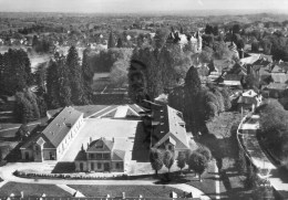 19 - POMPADOUR -   LE HARAS ET AU FOND LE CHATEAU DE LA MARQUISE - Arnac Pompadour