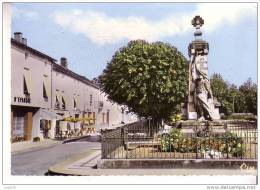 VIVONNE - La Place Du Champ De Foire, Le Monument Aux Morts Et L´Hôtel De La BOule D´Or - N°  Ec  10 16 - Vivonne