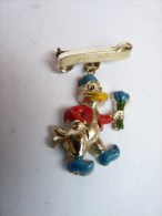 RARE BROCHE En Plastique WALT DISNEY -DONALD Fleurs Violettes Attache Différente Années 60's - Disney