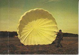 Cpsm PARACHUTISME - Voilure Gonflée à L´arrivée Au Sol - D21 - Parachutting