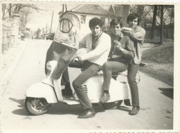 MOTORCYCLE - VESPA - 3 Guy On A Scooter, Motorbike SCOOTER, - Yugoslavia,  Photo 1960s, VINTAGE  PHOTO - Cyclisme