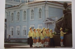 USSR PROPAGANDA.  Pioneer Movement  ( Communist Party Scouting) -  - Old PC 1971 - VISITING LENIN HOUSE MUSEUM - Partis Politiques & élections