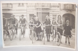 Photo Ancienne. Enfants Et Vélos. Bicyclettes. Digue à Situer. - Ciclismo