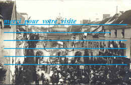 Cpp 27 IVRY LA BATAILLE Fête  Défilé Dans La Rue Grande ( Café Restaurant COIGNET )  Fanfare Musique Porte Aux Musiciens - Ivry-la-Bataille