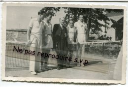 --  - Photo 4 Tennismen, Après Un Double, Henri COCHET, Yvon PUTRA, Marcel BERNARD, Et Be..., Scans. - Sporten