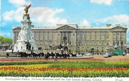 Buckingham Palace - Victoria Memorial With The Life Guards Passings - London 1967 - Buckingham Palace