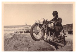 Wehrmacht - Foto , Uffz. Treuth Mit Motorrad In Makalle / Afrika , II. Weltkrieg , Deutsches Reich , BMW , NSU , Moto !! - Véhicules