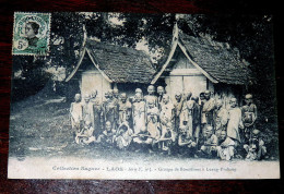 Carte Postale Ancienne : LAOS : Groupe De Bonzillons à  LUANG PRABANG , Timbre - Laos