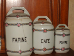 D20 - SERIE INCOMPLETE - 3 POTS DE CUISINE EN FAIENCE  - FARINE CAFE  POIVRE - Autres & Non Classés