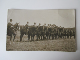 AK / Fotokarte 1. Weltkrieg Soldaten In Uniform Hoch Zu Pferde / Einheit / Reiterstaffel - Manovre