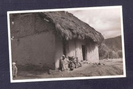 RP MUD HUT ETHNIC LOCAL UNIDENTIFIED AFRICA POSTCARD UNKNOWN LOCATION Who Knows ? Kenya Uganda ? British East Africa BEA - Ohne Zuordnung