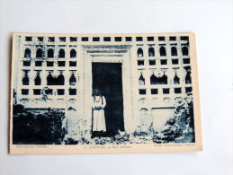 Carte Postale Ancienne : ANJOUAN : Mur Interieur , Animé - Comores