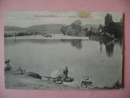 CP  BONNIERES SUR SEINE   LAVEUSES AU BORD DE LA SEINE - ECRITE EN 1918 - Bonnieres Sur Seine