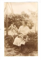 Carte Photo :Femme Assise Dans Une Brouette Avec Un Bouquet Dans Un Jardin : Rosine ??? - Andere & Zonder Classificatie