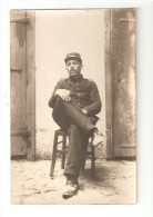 Carte Photo :  Un Soldat Assis - Personnages