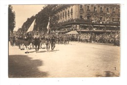 Carte Photo : Paris - Fête De La Victoire ( ? ) Militaires Défilant - - Foule - Blessés - Café Restaurant D'angle - War 1914-18