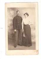 Carte Photo : Soldat En Uniforme Posant Avec Une Femme - Weltkrieg 1914-18
