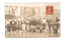 Carte Photo : 76 -  Le Tréport : Groupe Femmes , Hommes , Enfants Posant Les Pieds Dans L´eau Devant Des Falaises - Le Treport