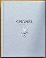 RARE Et SUPERBE Catalogue  JOAILLERIE CHANEL 2010 (couverture En Relief, Tranche Argentée) - Autres & Non Classés