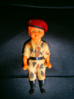 ANCIEN PETITE POUPEE  BERET ROUGE  MILITAIRE - Dolls