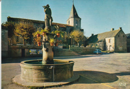 ROYERE -23- LA PLACE LA FONTAINE ET L'EGLISE - Royere